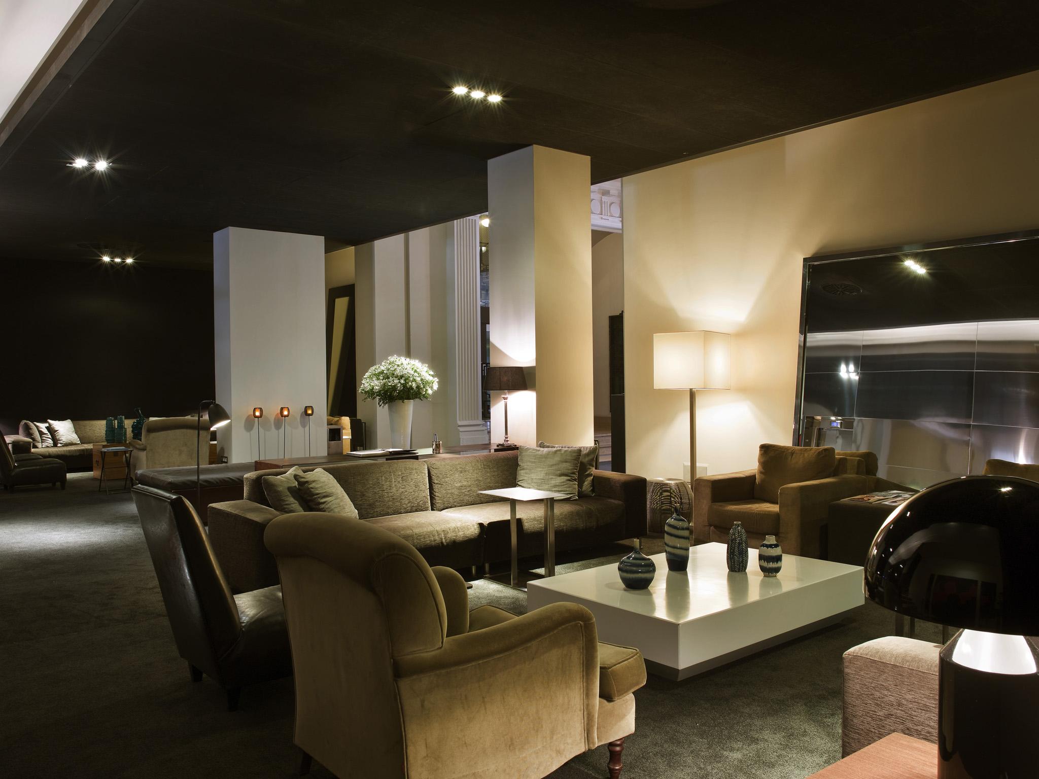 Grand Hotel Central, Small Luxury Hotels Barcelona Luaran gambar The lounge at the airport