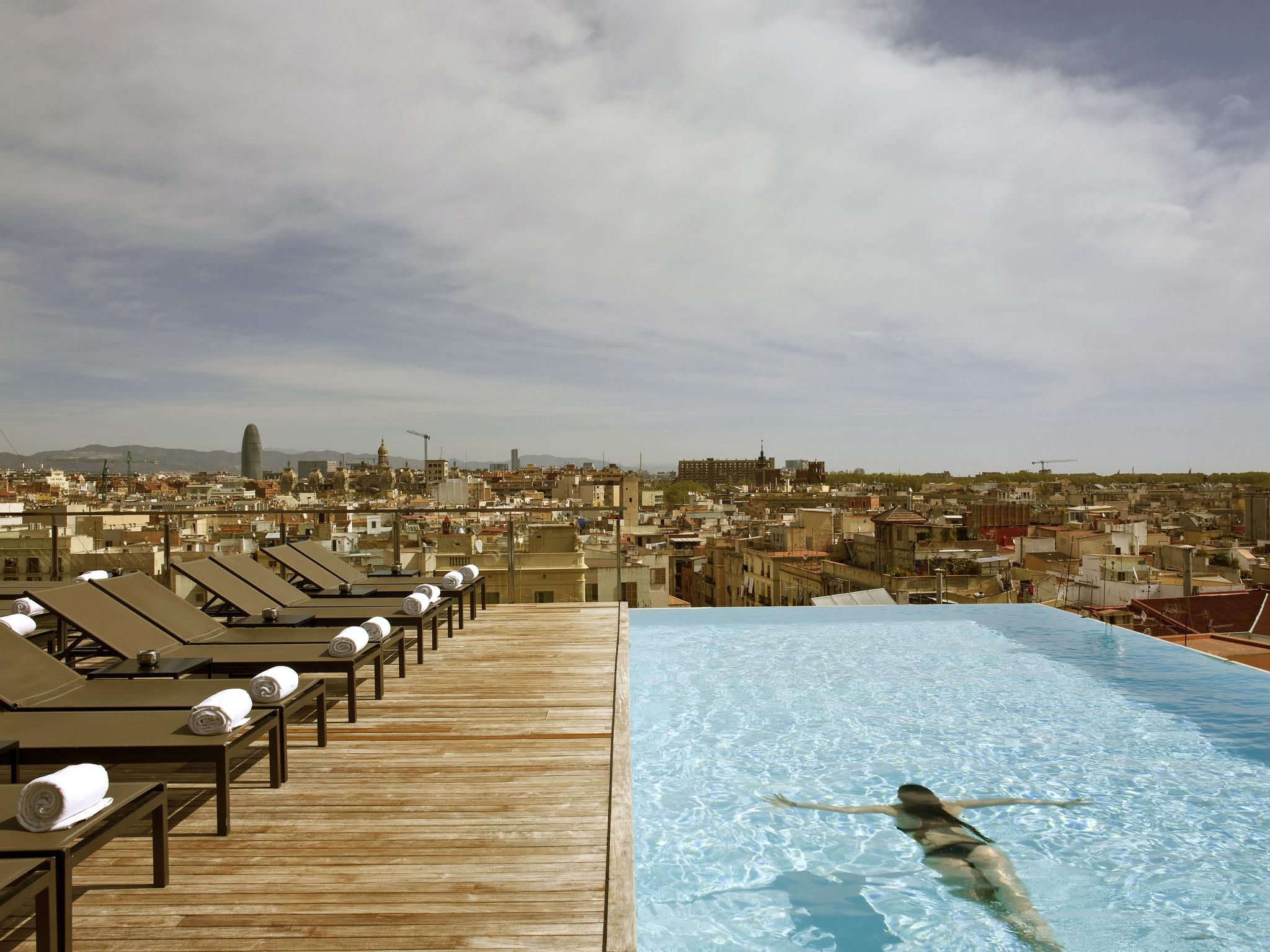 Grand Hotel Central, Small Luxury Hotels Barcelona Luaran gambar Rooftop pool at Hotel W Barcelona