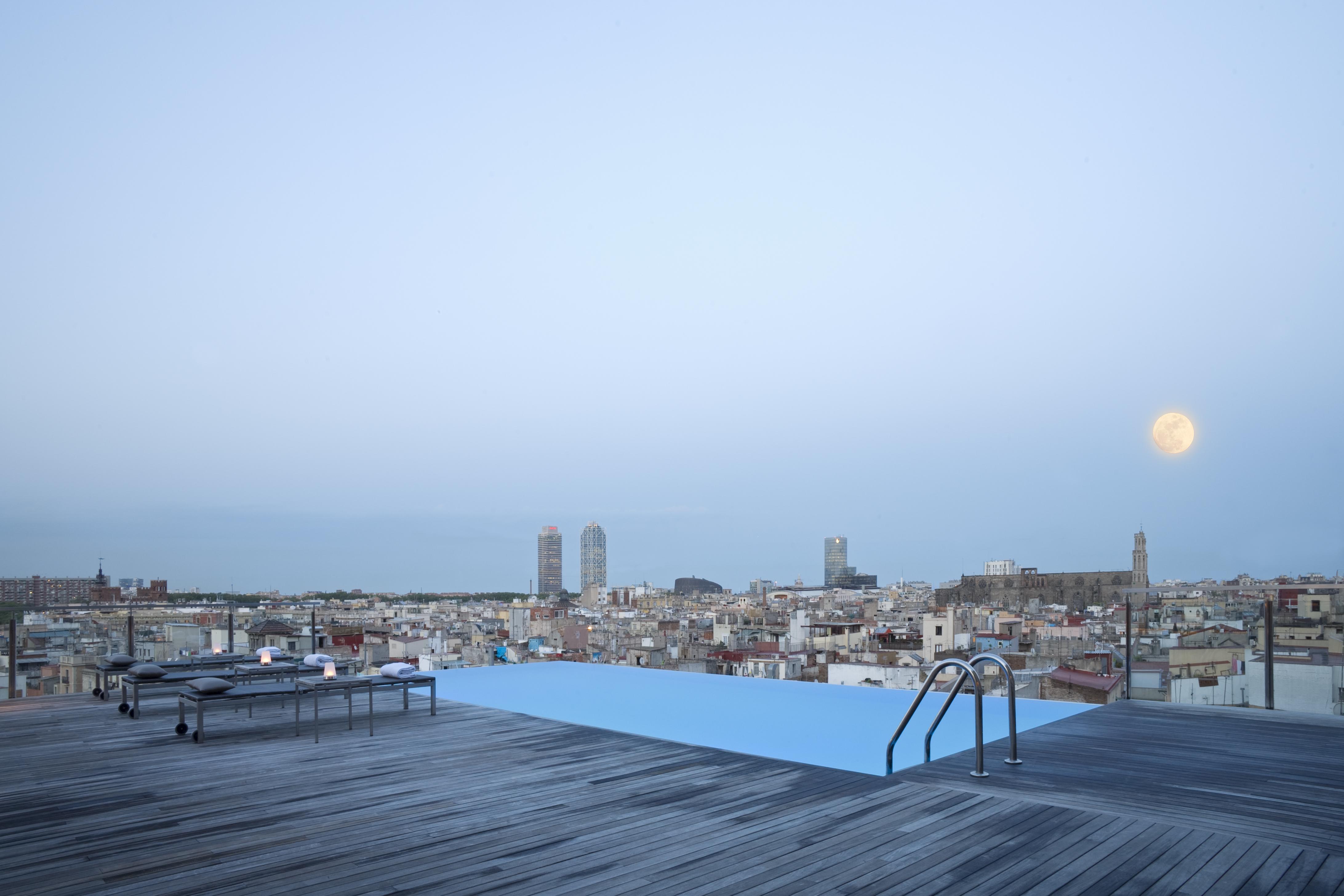 Grand Hotel Central, Small Luxury Hotels Barcelona Luaran gambar Rooftop pool at Hotel W Barcelona