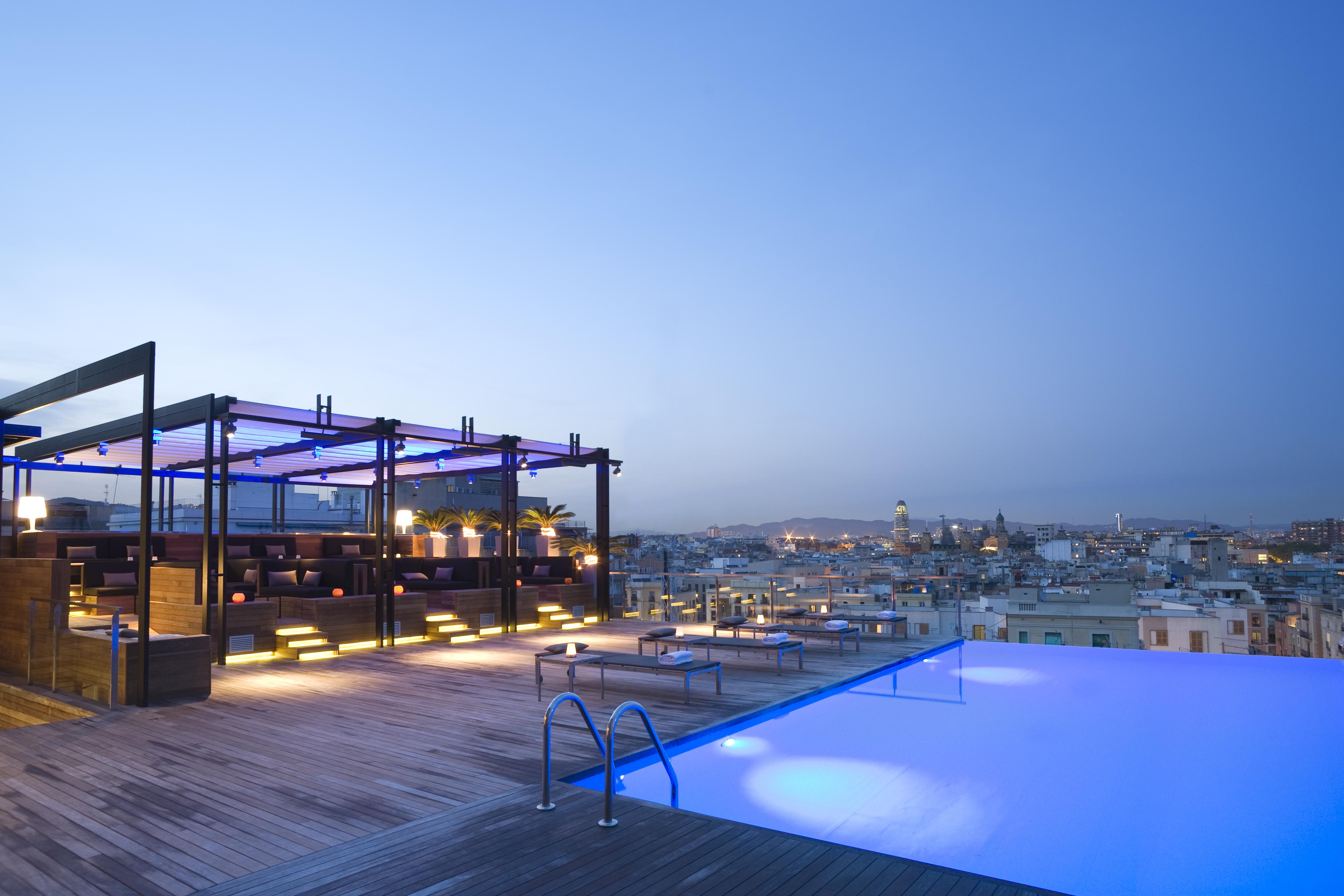 Grand Hotel Central, Small Luxury Hotels Barcelona Luaran gambar The rooftop pool at the hotel