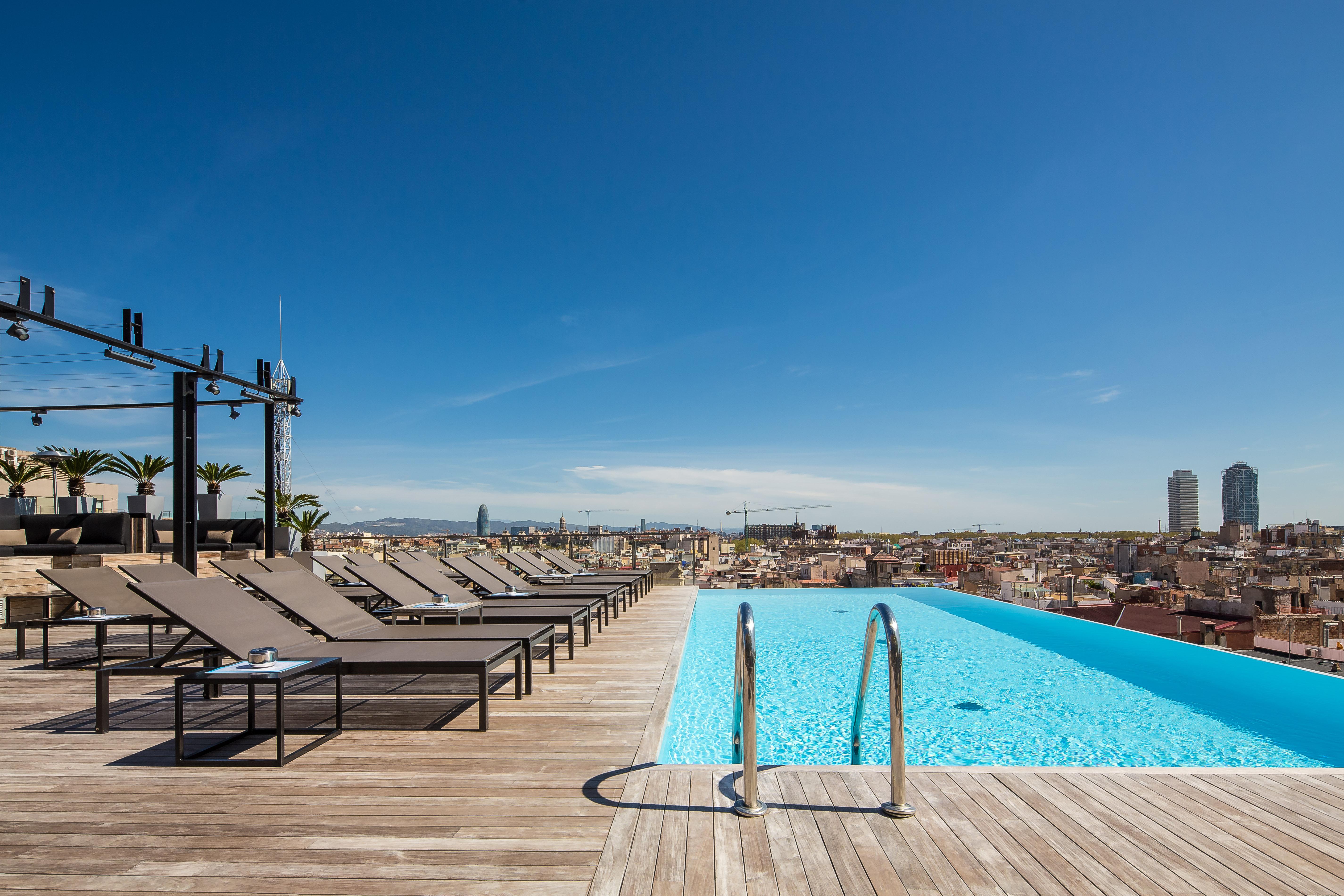 Grand Hotel Central, Small Luxury Hotels Barcelona Luaran gambar Rooftop pool at Hotel W Barcelona