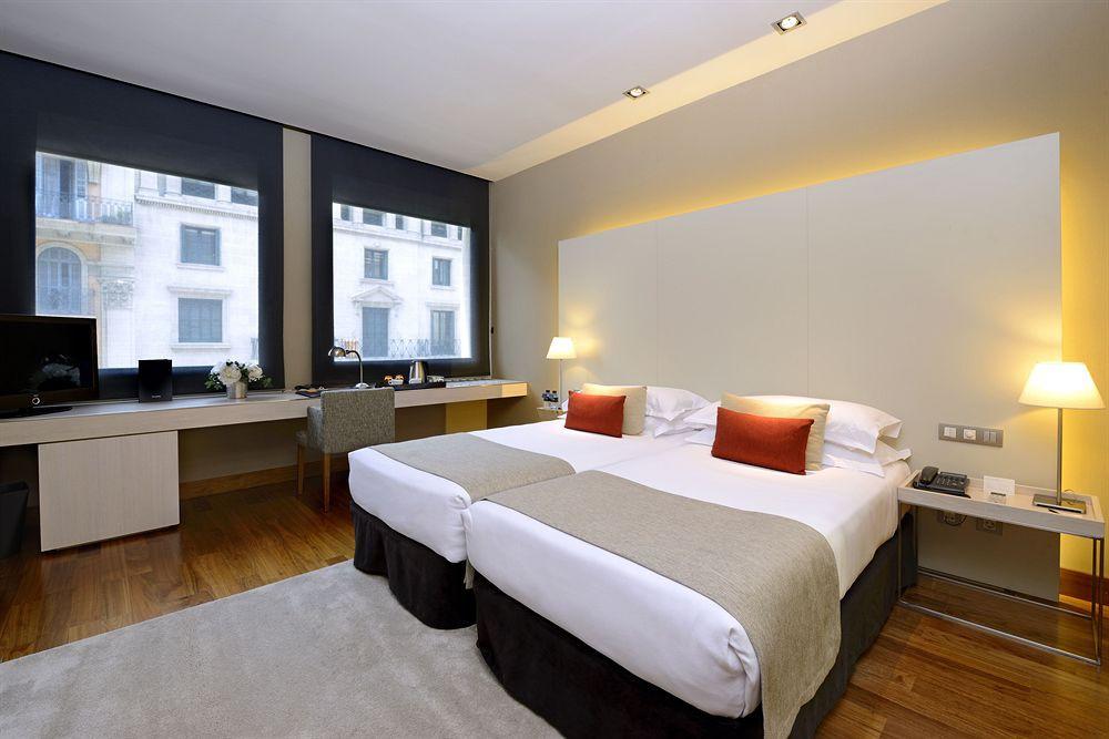 Grand Hotel Central, Small Luxury Hotels Barcelona Luaran gambar A room at the hotel