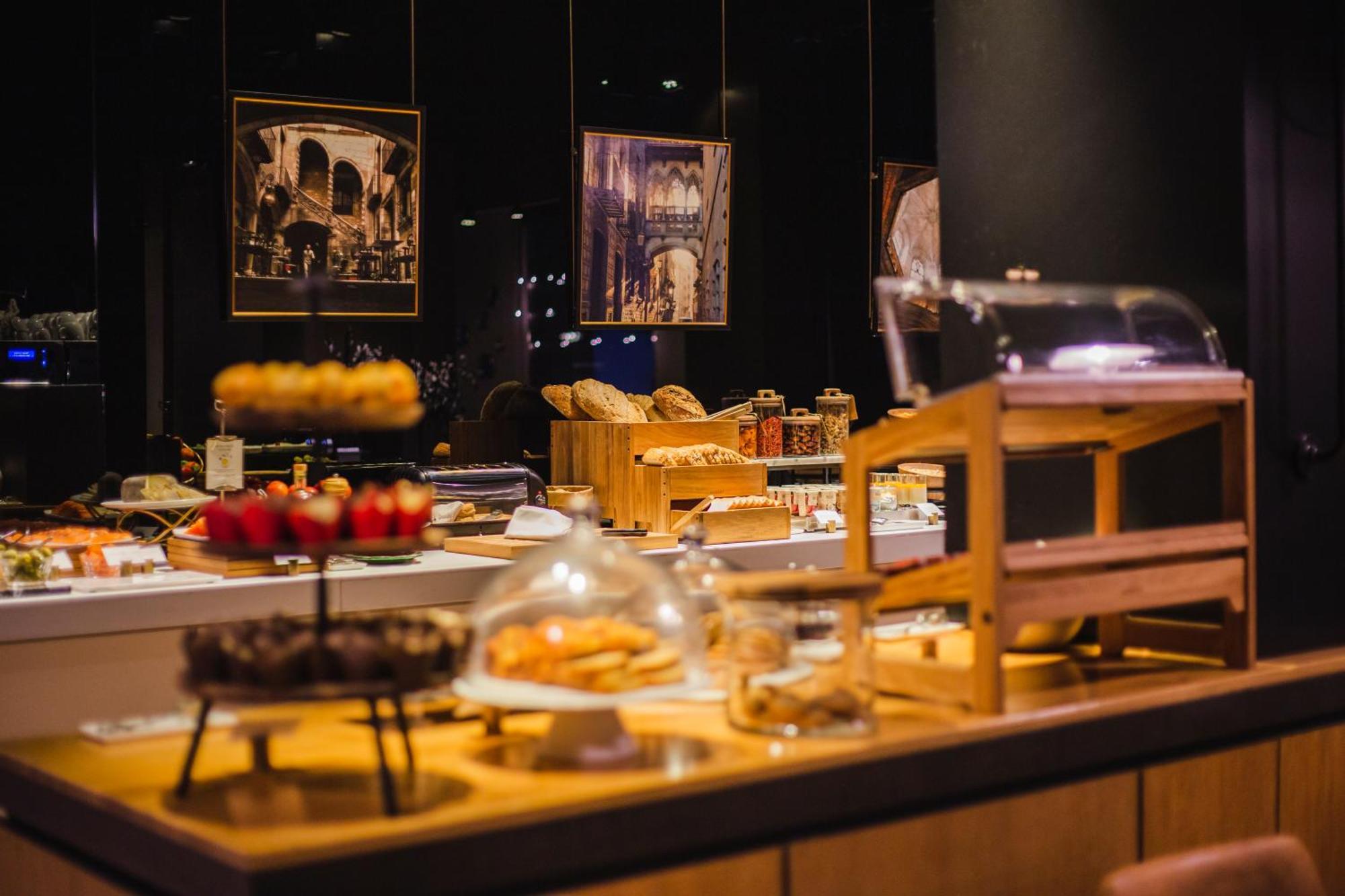 Grand Hotel Central, Small Luxury Hotels Barcelona Luaran gambar A buffet at a hotel