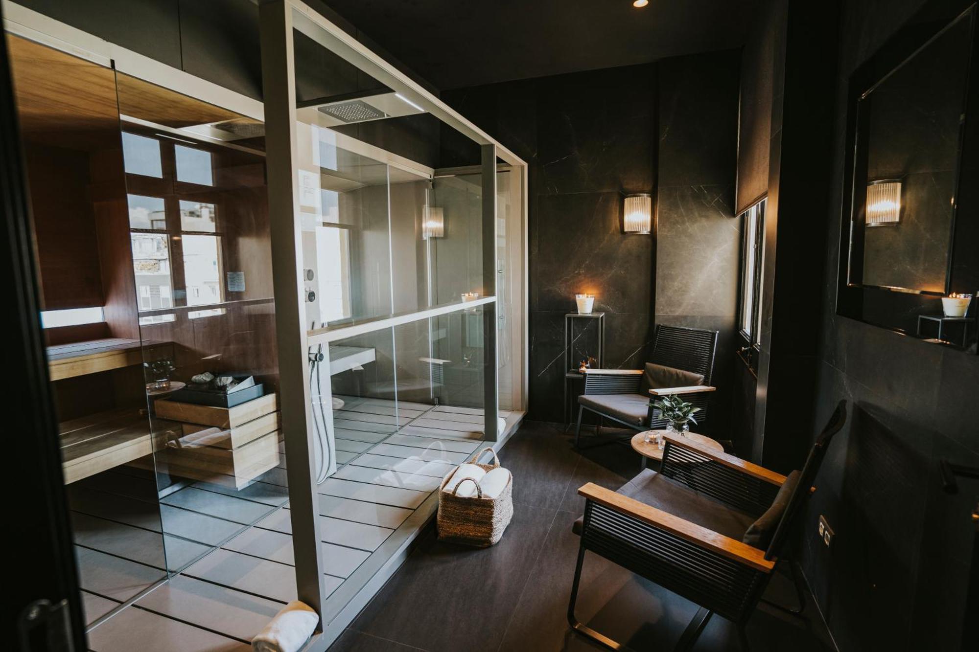 Grand Hotel Central, Small Luxury Hotels Barcelona Luaran gambar A private onsen in Tokyo