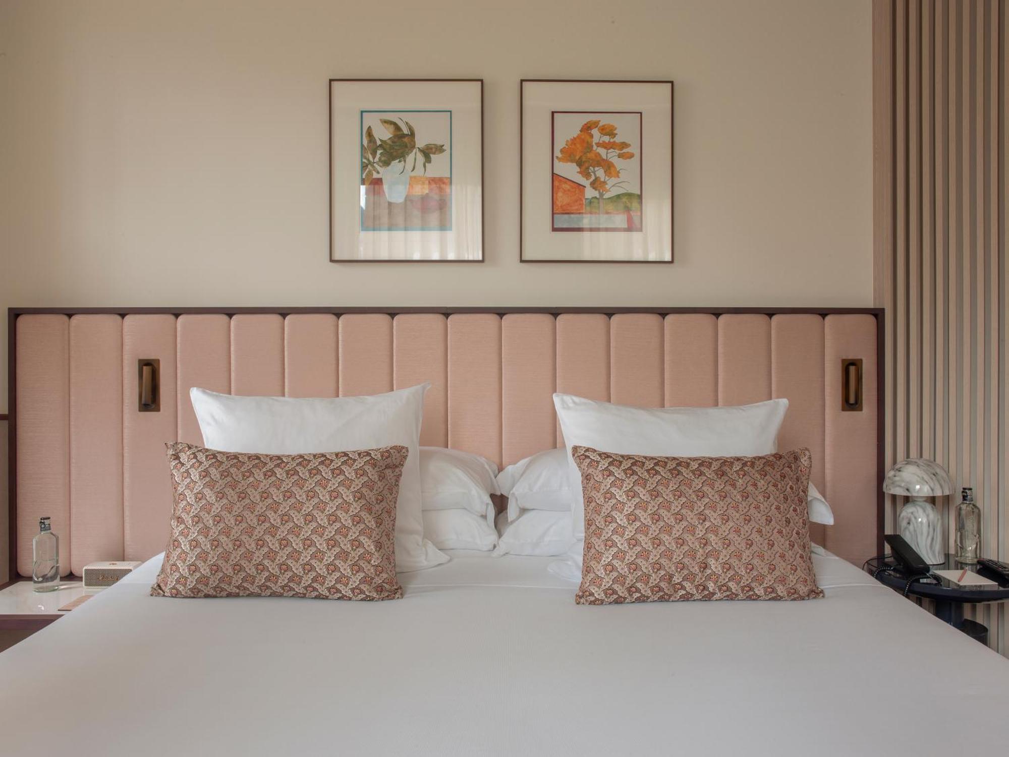 Grand Hotel Central, Small Luxury Hotels Barcelona Luaran gambar A bedroom at the hotel
