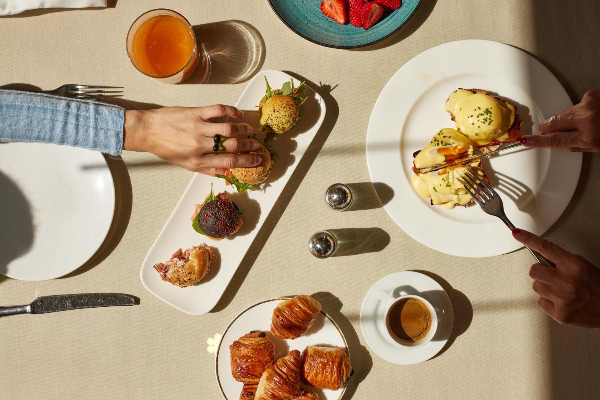 Grand Hotel Central, Small Luxury Hotels Barcelona Luaran gambar A selection of dishes at the restaurant