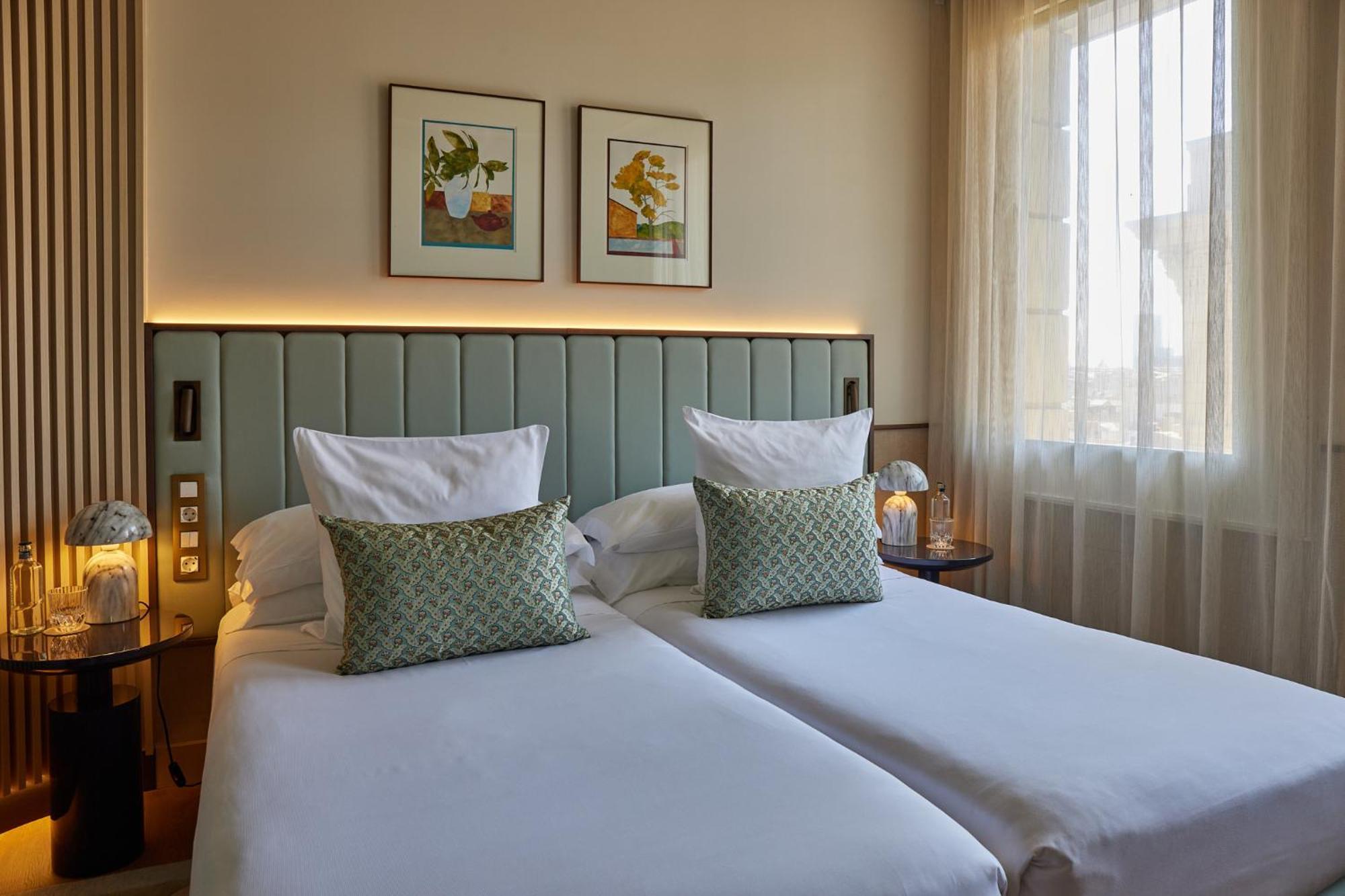 Grand Hotel Central, Small Luxury Hotels Barcelona Luaran gambar A room at the hotel