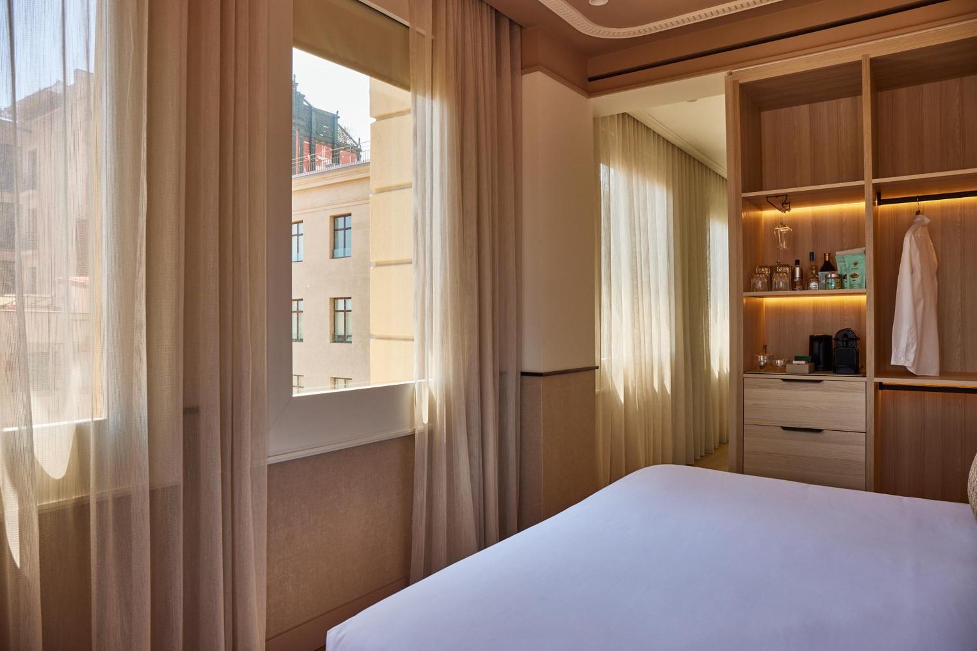 Grand Hotel Central, Small Luxury Hotels Barcelona Luaran gambar A bedroom at the hotel