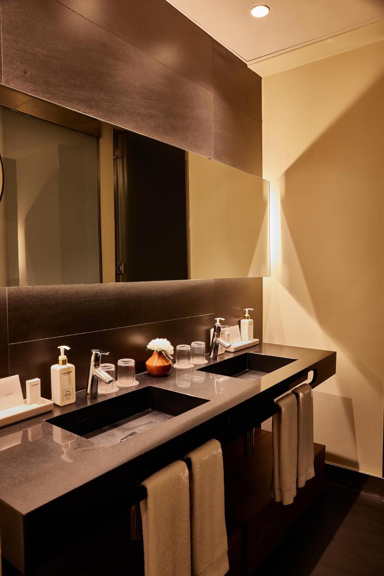 Grand Hotel Central, Small Luxury Hotels Barcelona Luaran gambar Bathroom at the Ritz-Carlton, Osaka