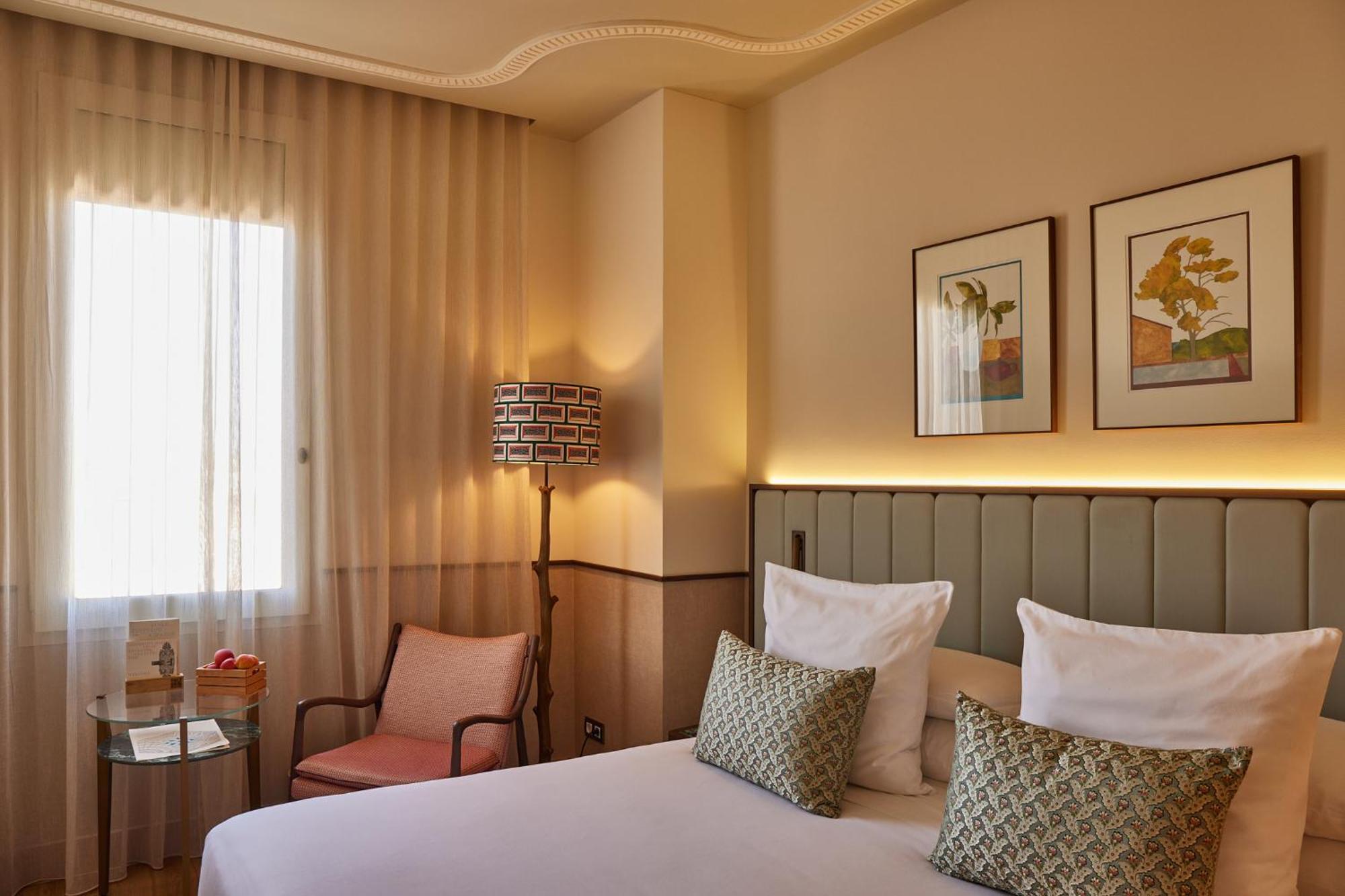 Grand Hotel Central, Small Luxury Hotels Barcelona Luaran gambar A room at the hotel