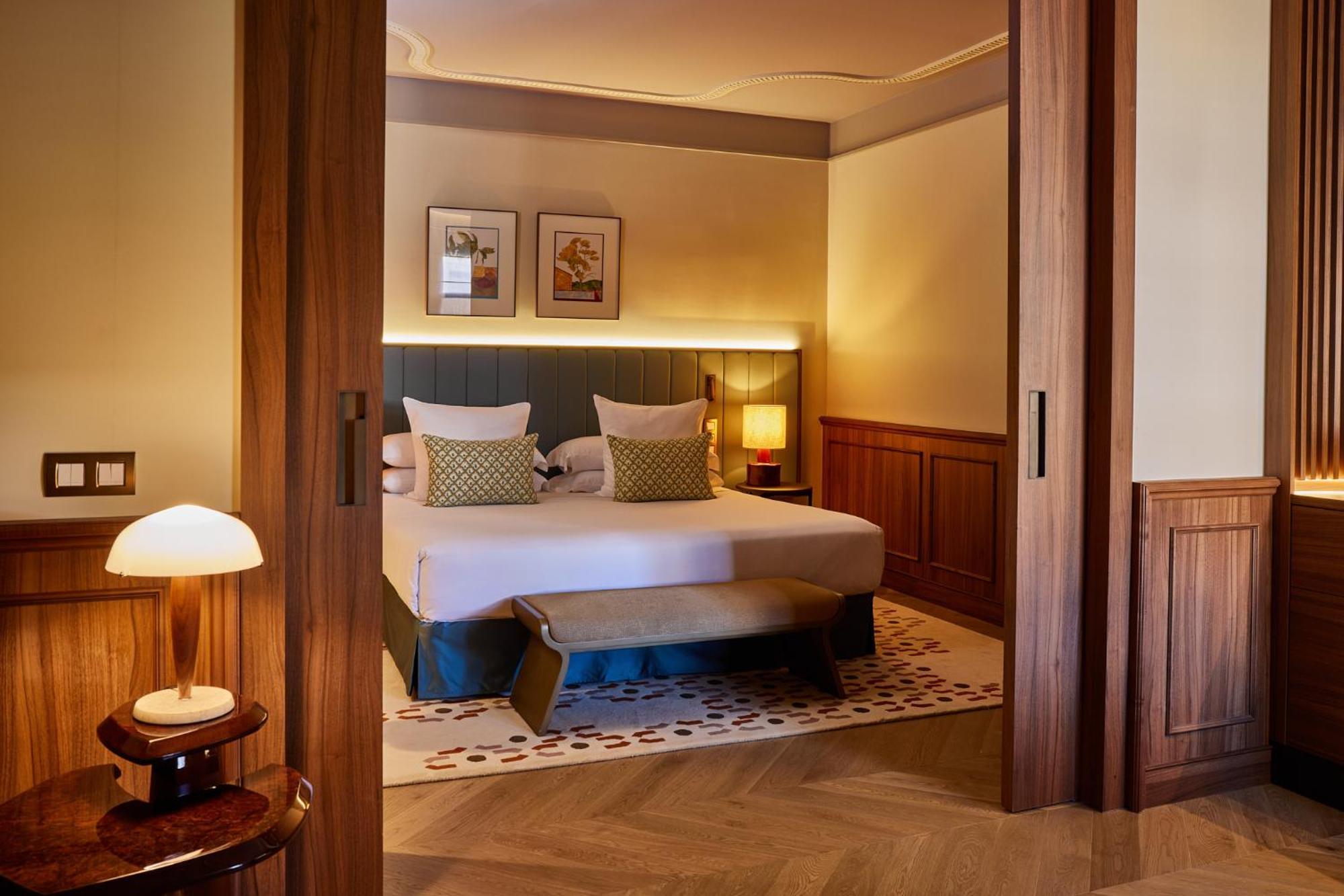 Grand Hotel Central, Small Luxury Hotels Barcelona Luaran gambar A bedroom at the hotel