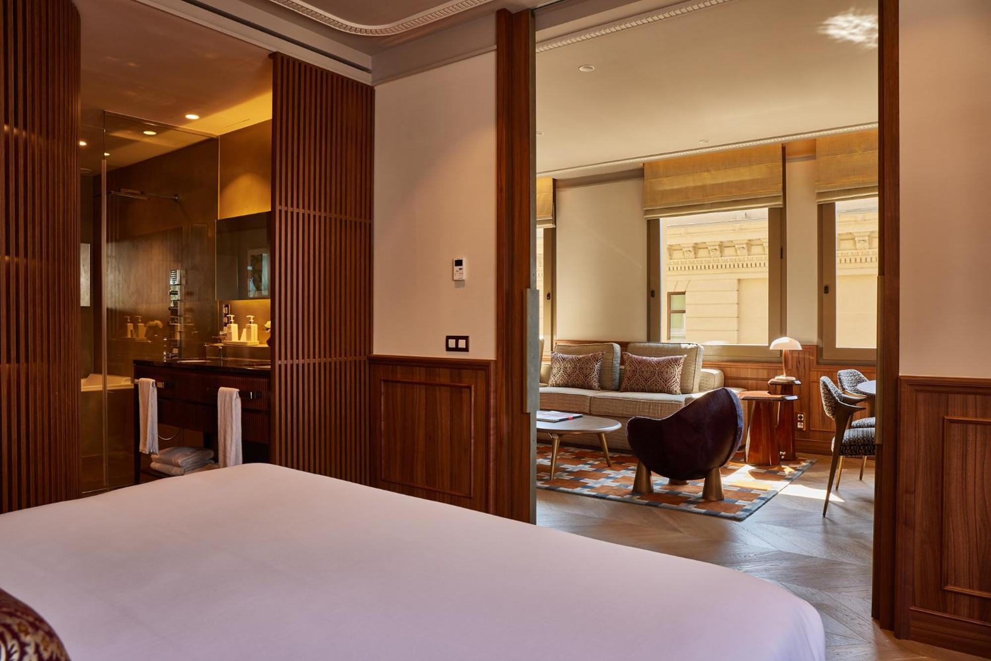 Grand Hotel Central, Small Luxury Hotels Barcelona Luaran gambar A suite at the hotel