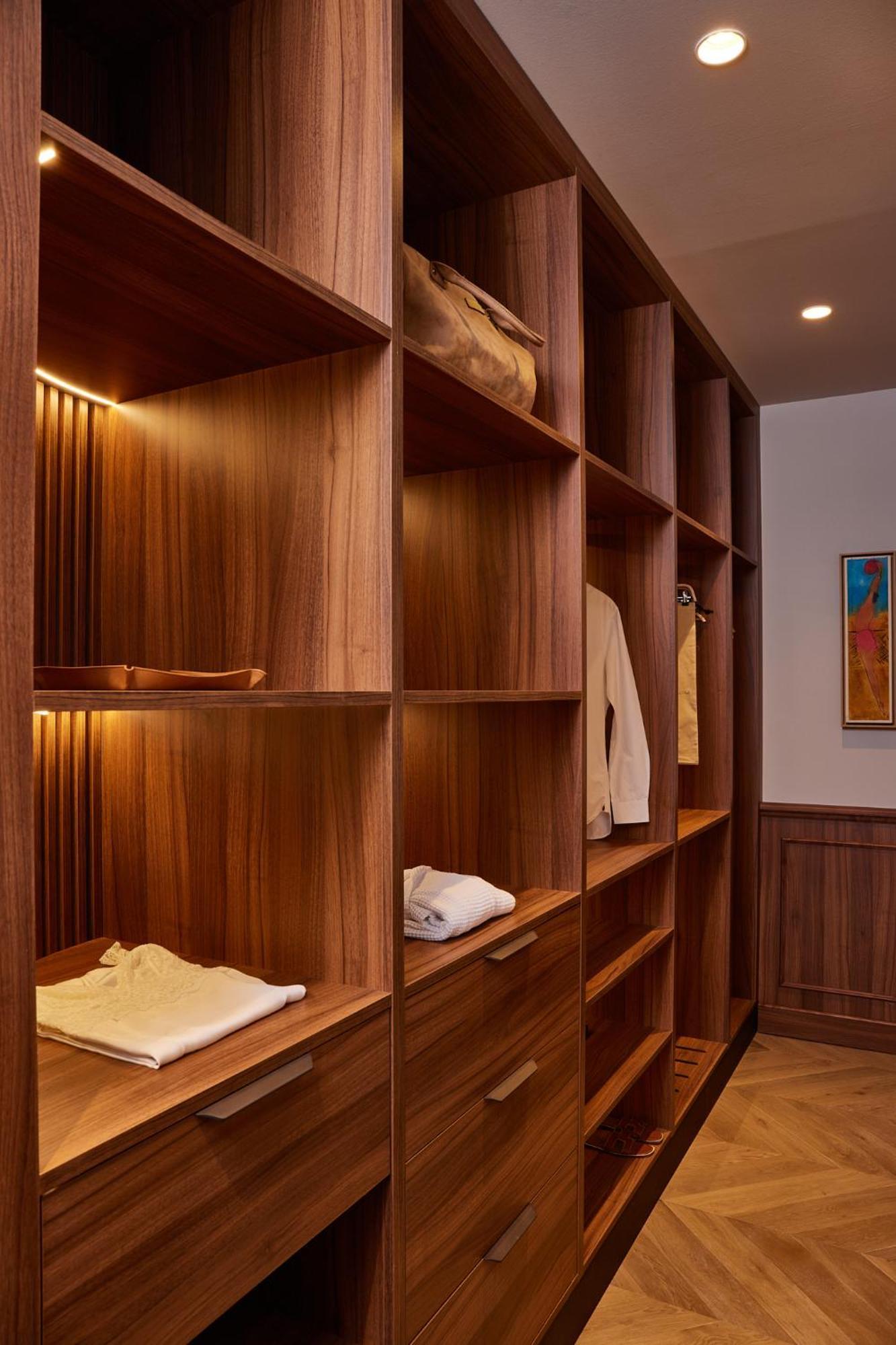 Grand Hotel Central, Small Luxury Hotels Barcelona Luaran gambar A walk-in wardrobe