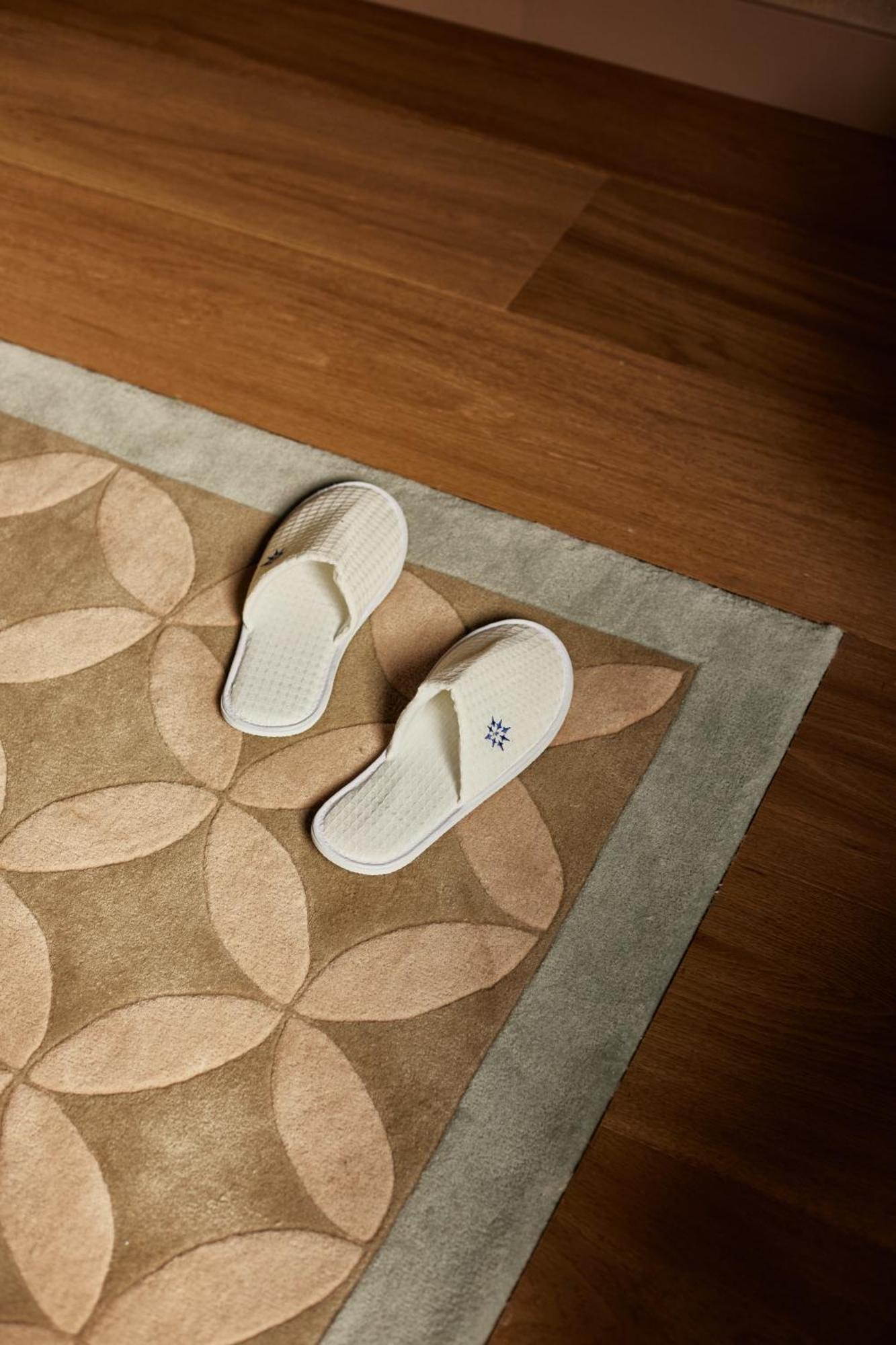 Grand Hotel Central, Small Luxury Hotels Barcelona Luaran gambar A pair of zōri