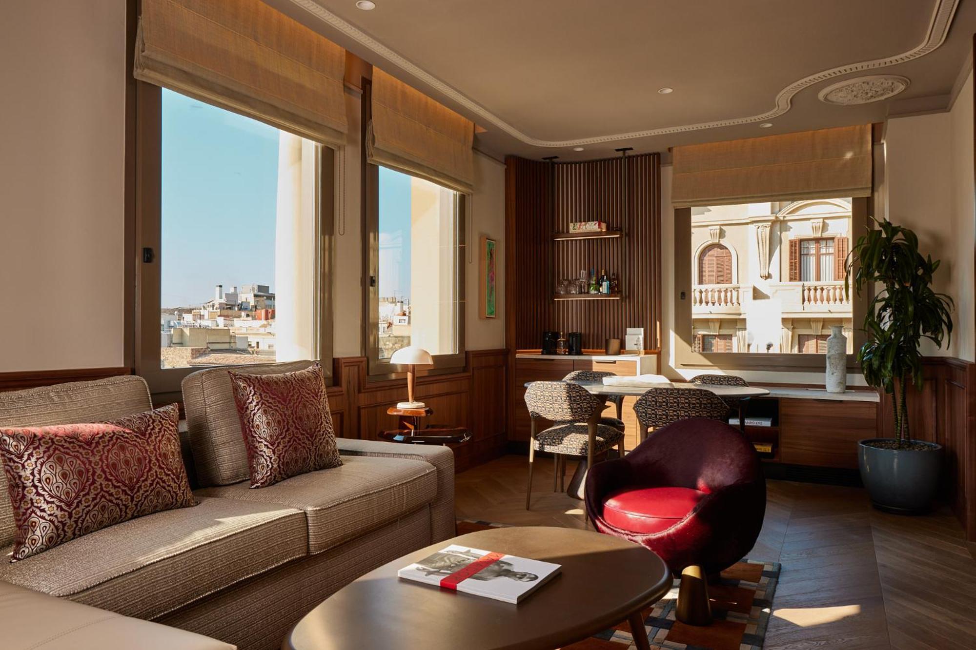 Grand Hotel Central, Small Luxury Hotels Barcelona Luaran gambar A suite at the hotel