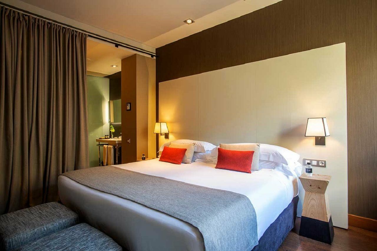 Grand Hotel Central, Small Luxury Hotels Barcelona Luaran gambar A bedroom at the hotel